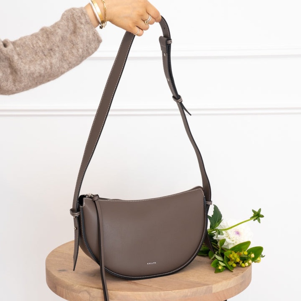 AALLYN Elara Convertible Bag tobacco color, smooth leather; additional straps.